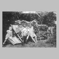 079-0039 Poppendorf im Sommer 1941 - Paul Schoenke mit seinen Kindern Ilse, Ulrich und Sigrid im Garten.jpg
